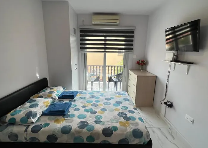 Elena Court アパート