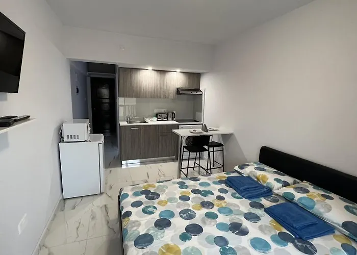 Elena Court アパート