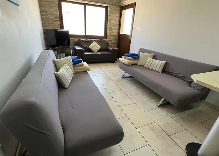 Elena Court アパート アヤナパ